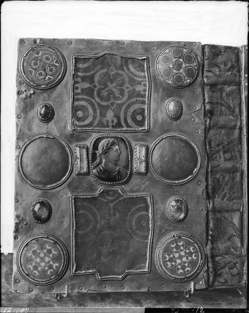 Plaque de reliure d'évangéliaire et en argent orné d'onyx, d'intailles et d'émaux champlevés (détail)