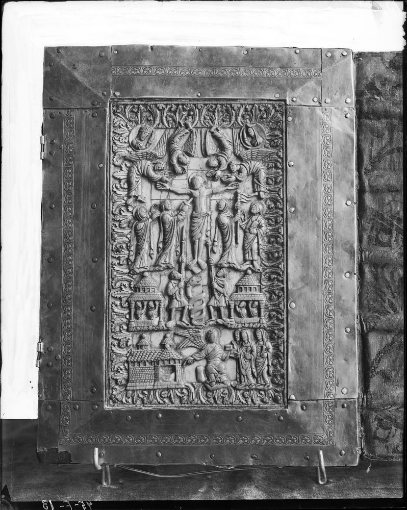 Plaque de reliure d'évangéliaire en argent représentant la Crucifixion