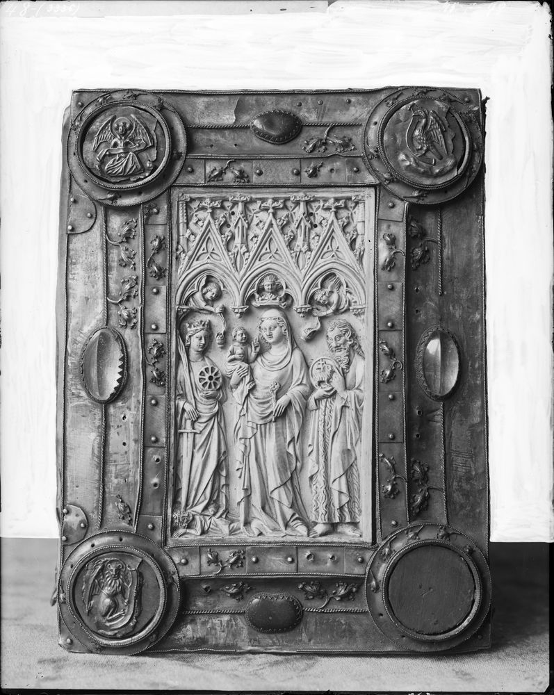 Evangéliaire : plaque d'ivoire représentant la Vierge entre saint Jean-Baptiste et sainte Catherine, encadrement orfévré orné des symboles des évangélistes en médaillon - © Ministère de la culture (France), Médiathèque du patrimoine et de la photographie, diffusion RMN-GP