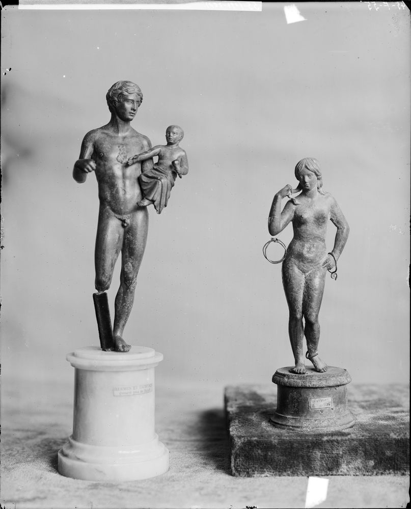 Deux statuettes en bronze présentées sur socle : Hermès portant Dionysos enfant ; La Vénus de Détrier