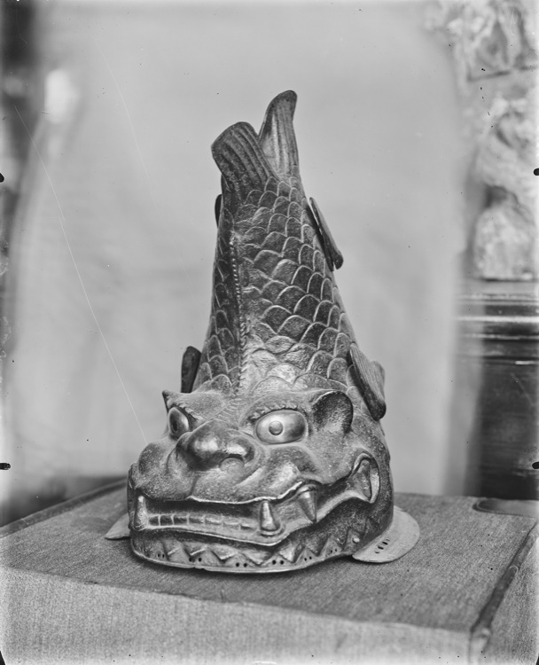 Casque en forme de poisson à tête de chimère