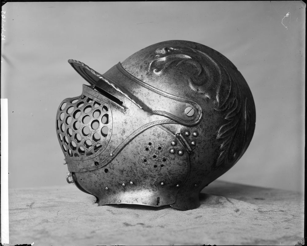 Casque : demi-armure en fer poli