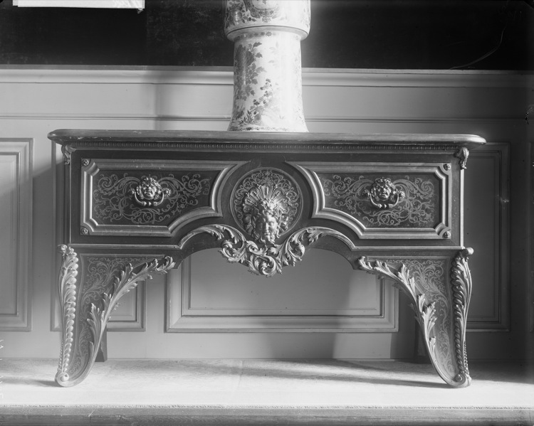 Salle Louis XIV : commode en marqueterie de cuivre