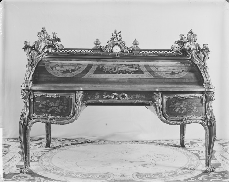 Secrétaire à cylindre de Louis XV, dit bureau du roi, autrefois conservé au Louvre, salle Louis XV : vu de face