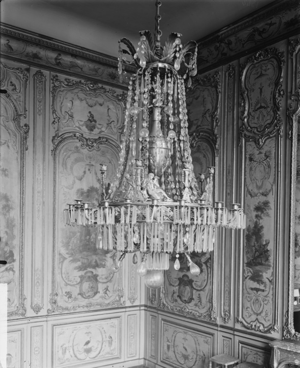 Lustre de style Empire dans le cabinet des Singes peint par Huet