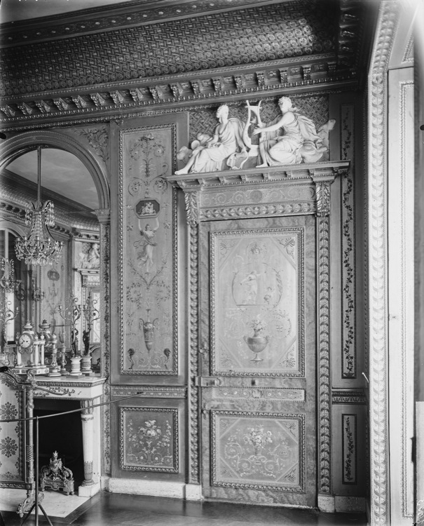 Boudoir de Marie-Antoinette : porte, panneau de boiseries peintes