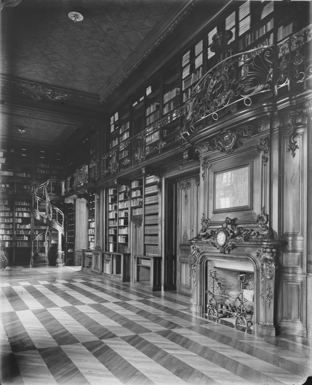 Bibliothèque : cheminée ornée d’un cartel