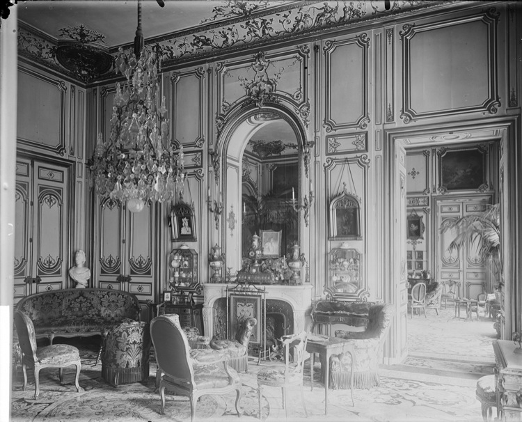 Salon d'entrée : vue sur le grand salon