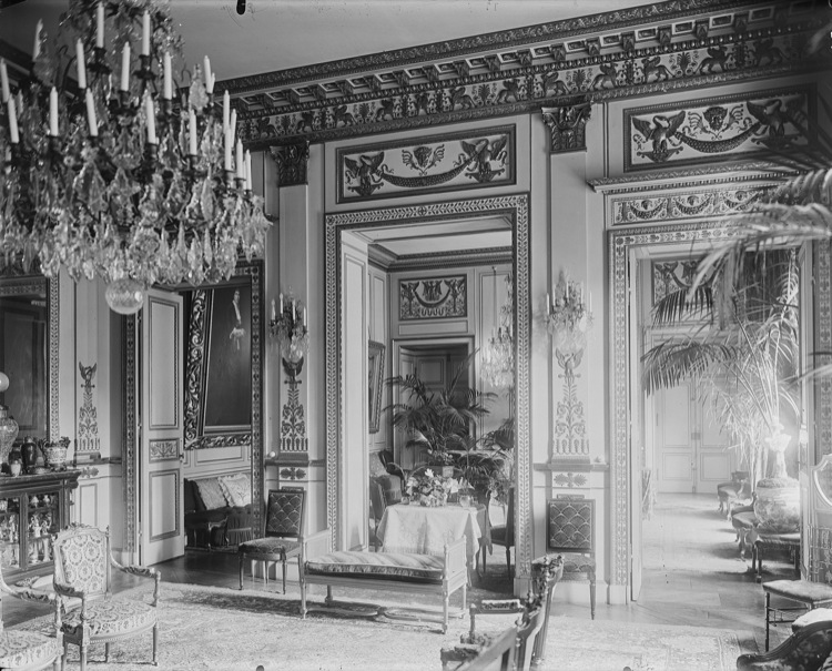 Grand salon : vue vers le petit salon