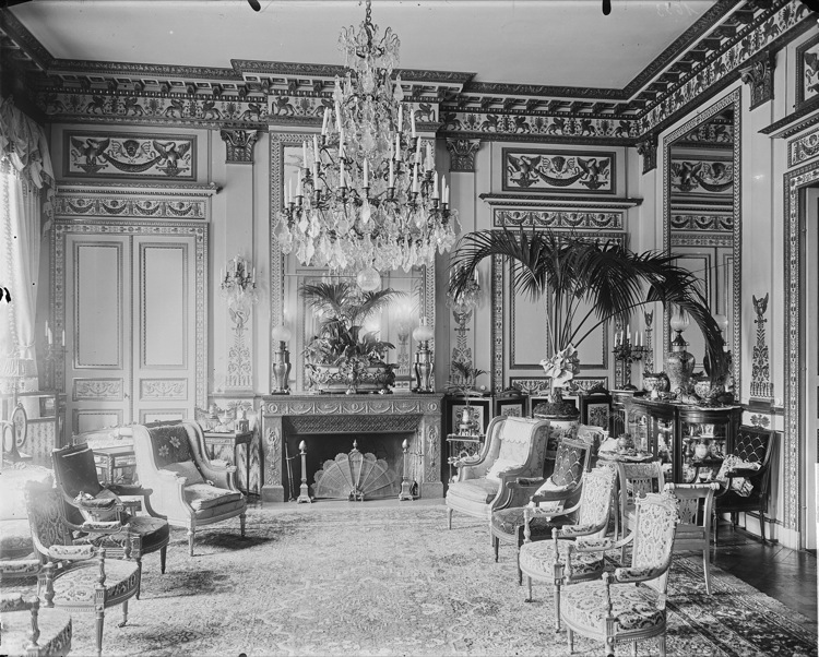 Grand salon : vue vers la cheminée