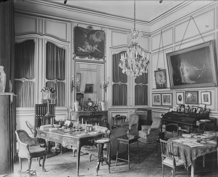 Grand salon du rez-de-chaussée : bibliothèque