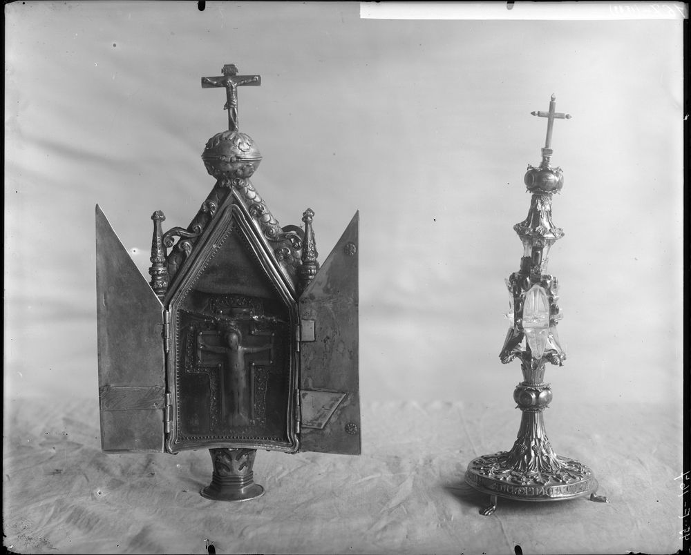 Deux reliquaires : Reliquaire de l'église de Coulombs en forme d'édicule surmonté d'une croix (Christ en croix à l'intérieur) ; Reliquaire de la Sainte-Epine avec quatre écus en cristal de roche montés en orfèvrerie - © Ministère de la culture (France), Médiathèque du patrimoine et de la photographie, diffusion RMN-GP