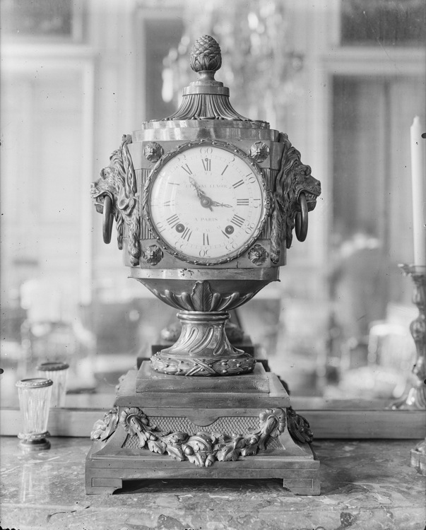 Pendule balustre, mouvement d’horlogerie par Étienne Lenoir