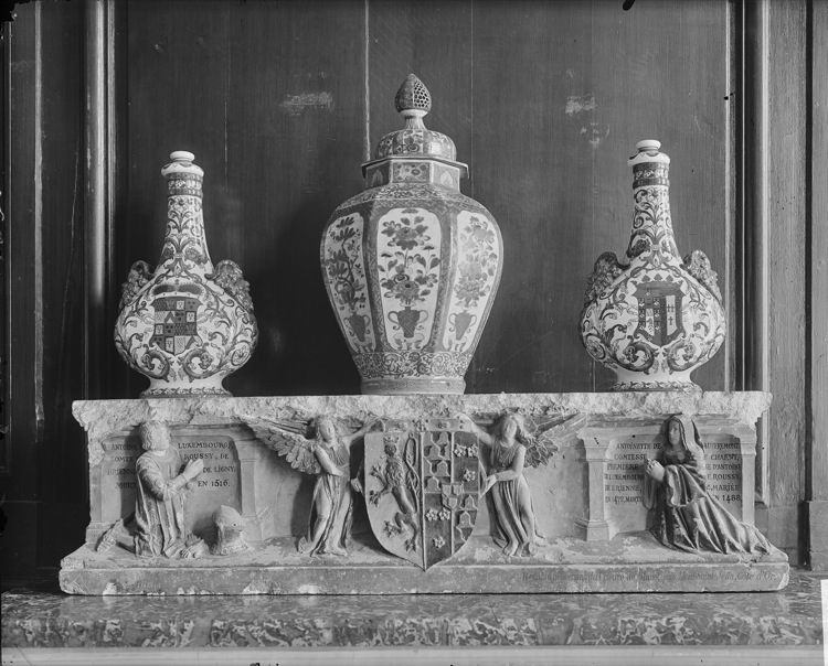 Bas-relief aux armes d'Antoine de Luxembourg et Antoinette de Bauffremont, supportant trois vases