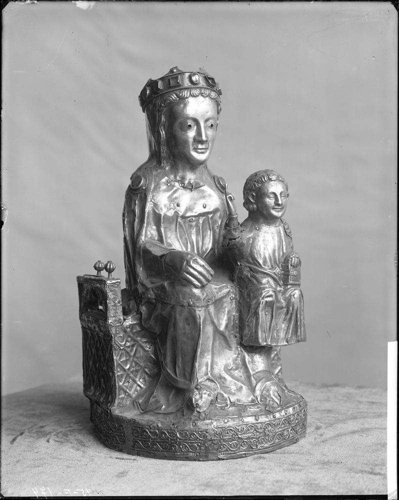 La Vierge assise et l'Enfant Jésus en argent repoussé