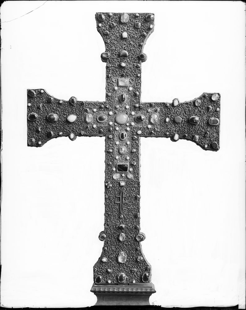 Croix-reliquaire de la Vraie Croix provenant de l'Abbaye de Valasse, en filigrane, perles et cabochons (face)