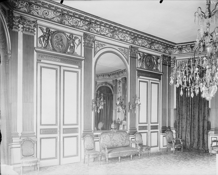 Grand salon : glace entourée de boiseries