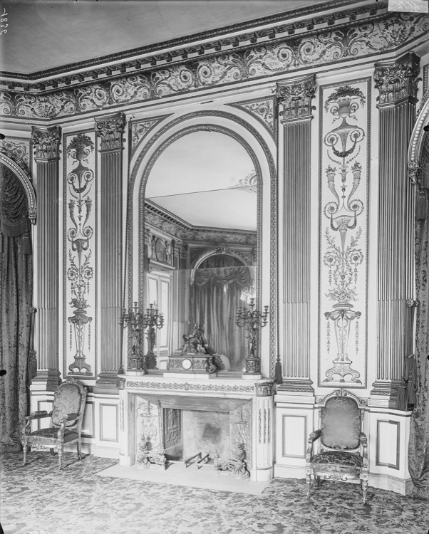 Grand salon : glace et cheminée entourées de boiseries