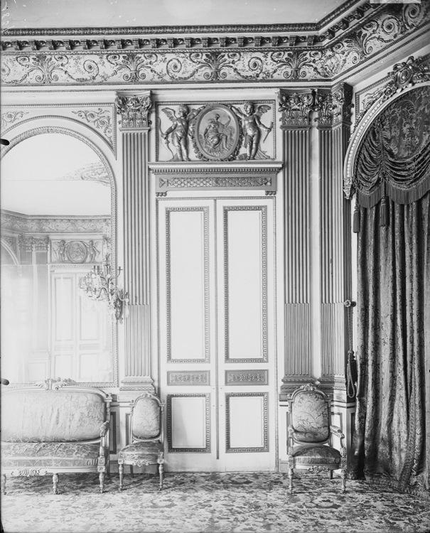 Grand salon : porte surmontée de deux Amours de part et d'autre d'un médaillon