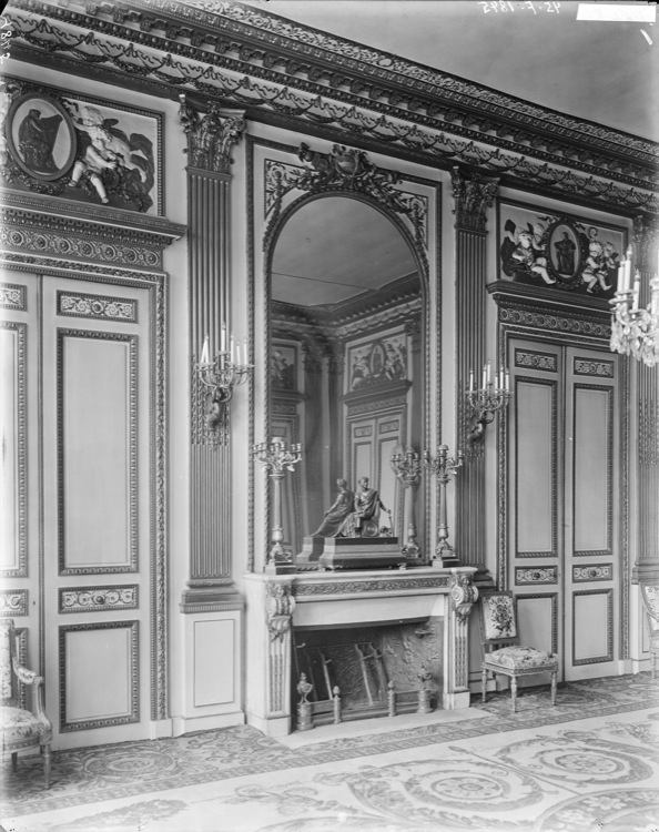 Grand salon : portes, cheminée et glace