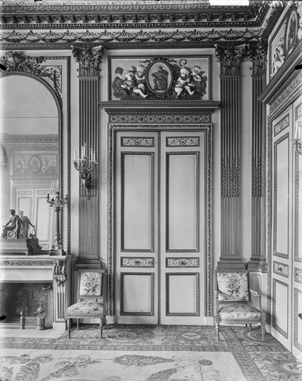 Grand salon : porte surmontée d'Amours de part et d'autre d'un médaillon