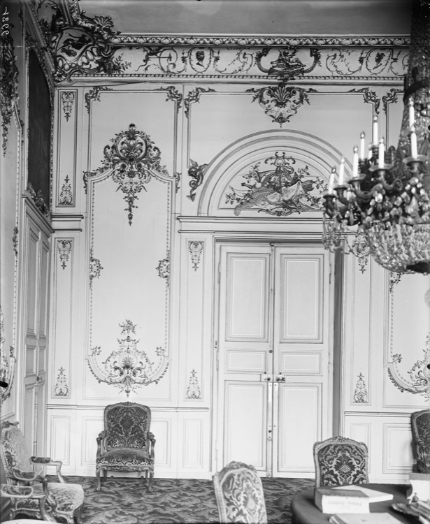 Grand salon d'attente : porte et boiseries