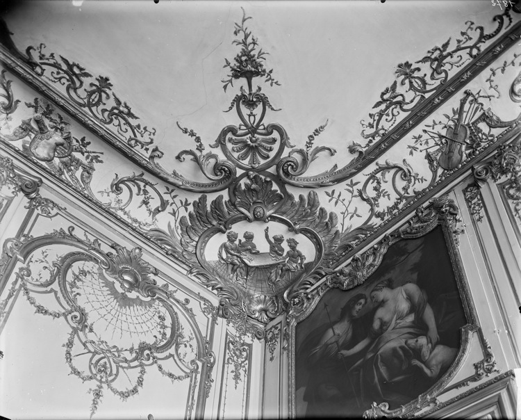 Grand salon de réception : corniche, angle du plafond orné de rinceaux et d'Amours joueurs de carte