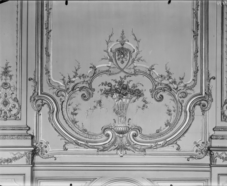 Grand salon de réception, partie basse d'un panneau de boiseries : vase de fleurs et rinceaux