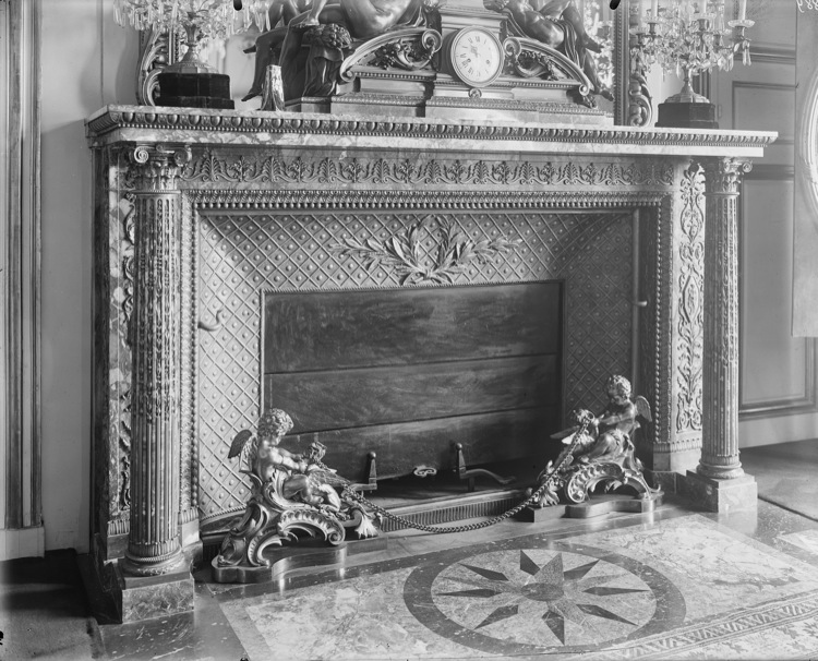 Grand salon : cheminée à colonnes détachées et chenets en bronze