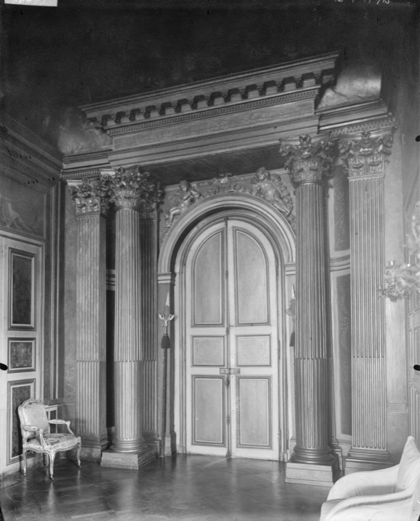 Grande galerie du 2e étage dite galerie d'Hercule : porte sur le vestibule