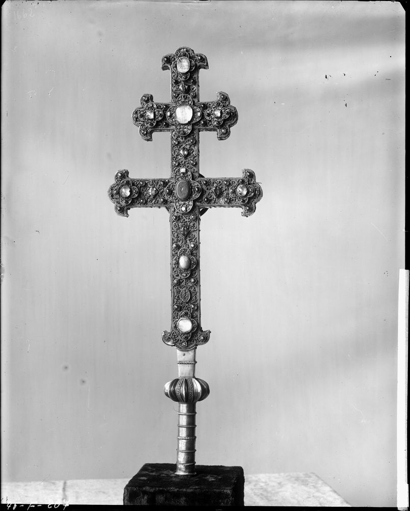 Croix-reliquaire à double traverse, en argent doré, dite croix de Rouvres, revers