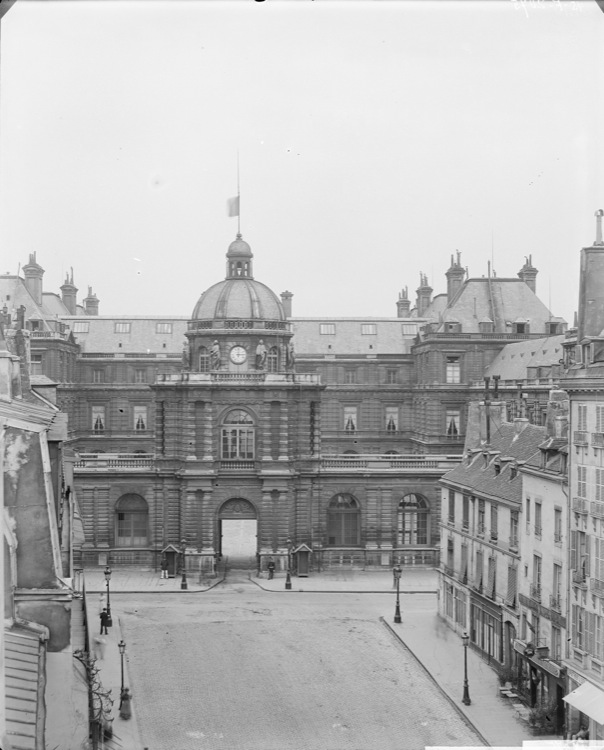 Façade sur rue, vue plongeante