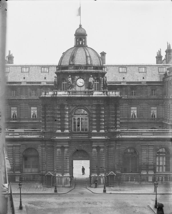 Façade sur rue : pavillon d'entrée, vue plongeante