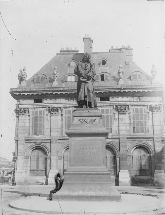 Statue de Voltaire (détruite), devant une aile de l'Institut