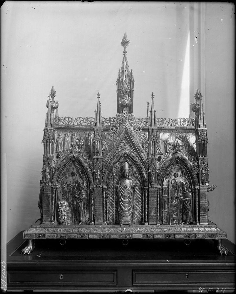 Châsse de saint Taurin en argent doré, émaux, filigranes et cabochons, face antérieure