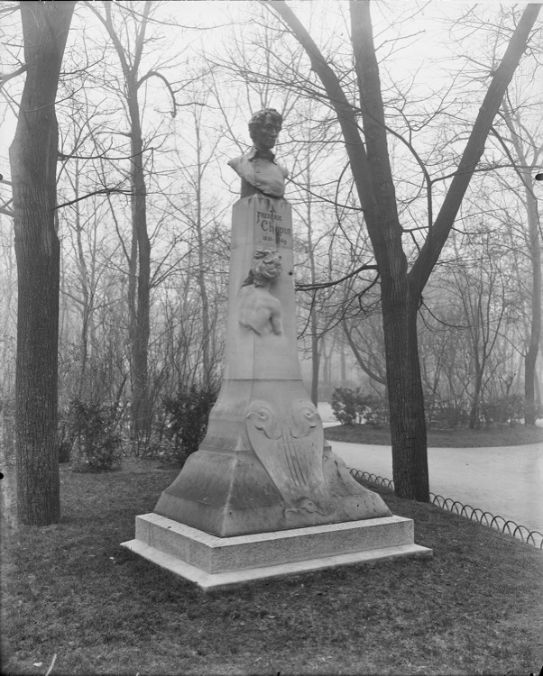 Monument à Frédéric Chopin : buste (aujourd'hui remplacé) sur son piédestal