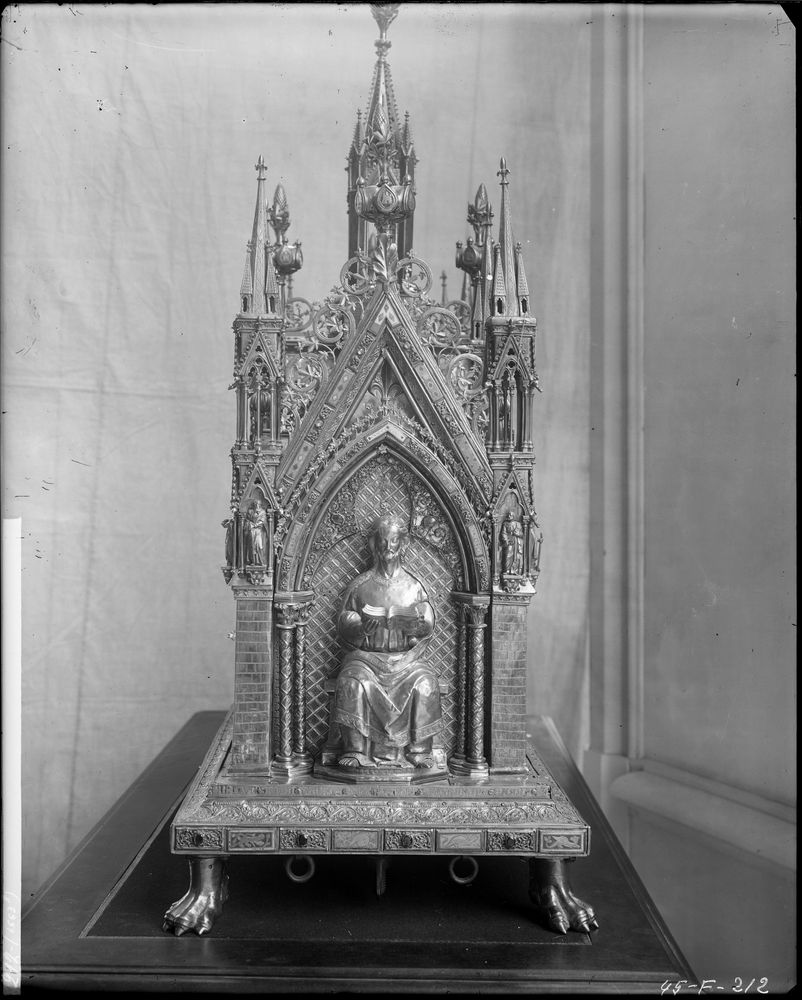 Châsse de saint Taurin en argent doré, émaux, filigranes et cabochons, pignon à dextre