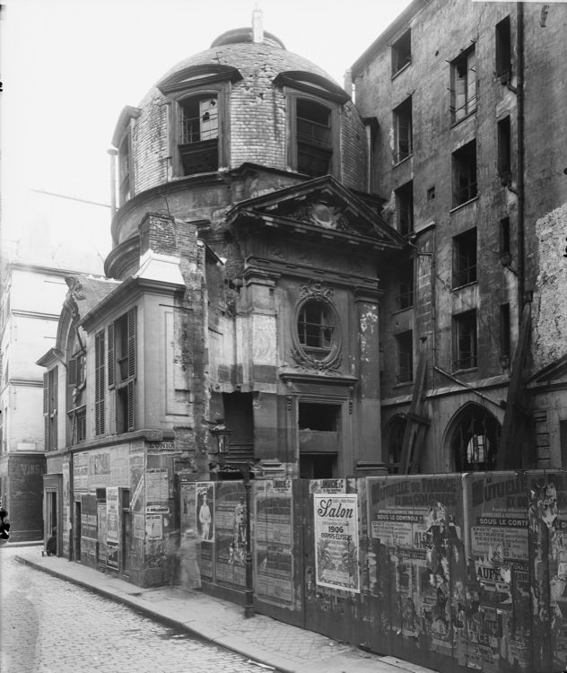 Façade sur rue et porte d'entrée latérale sur cour