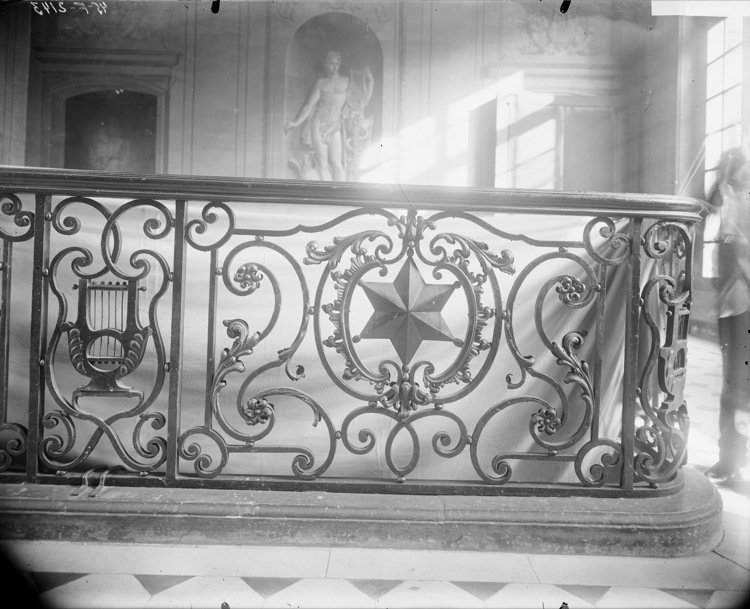 Motifs de la rampe d'escalier en fer forgé : étoile à six branches et lyre