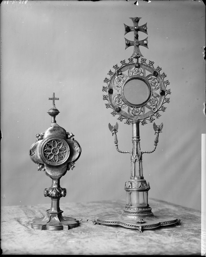 Reliquaire à quatre lobes, en cuivre doré ; Reliquaire-monstrance circulaire sommé d'une croix à double traverse, en vermeil