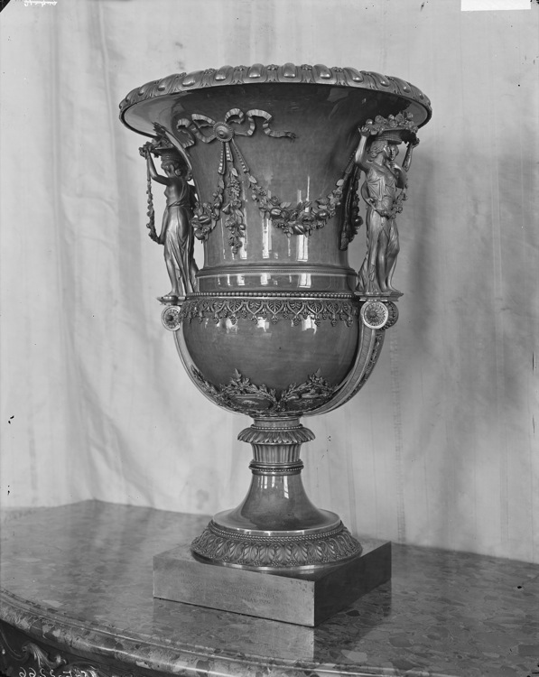 Grand vase Médicis en porcelaine bleue de Sèvres et bronze