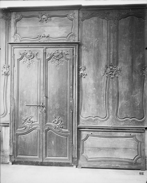 Porte lambrissée et panneaux de boiseries Louis XV