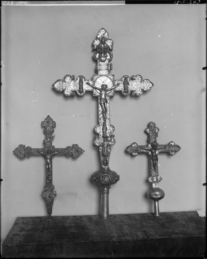 Trois croix de procession en argent