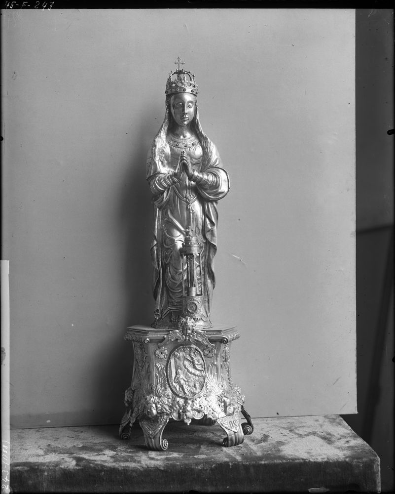 Statuette de la Vierge dite Notre-Dame-du-Puy sur socle à six pans, en argent