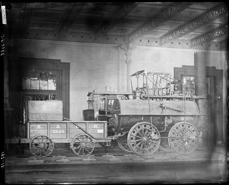 À l’intérieur d’un pavillon : locomotive « La Fusée » de Stephenson, illustrant l’histoire des chemins de fer