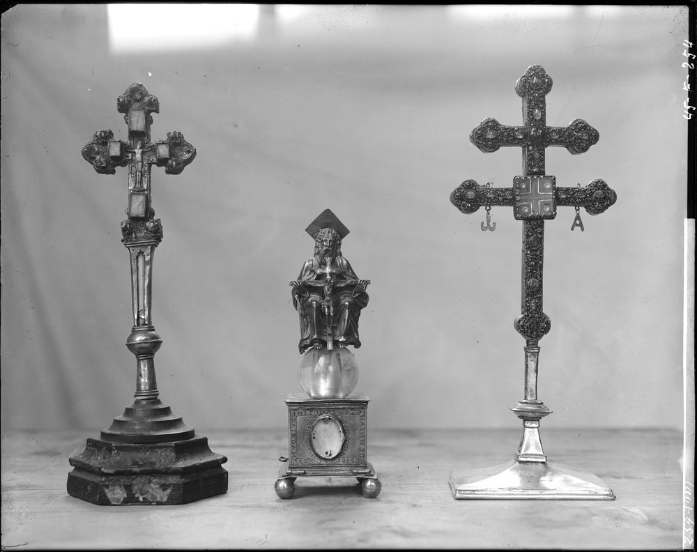 Reliquaire de saint Saintin (Dieu le Père assis portant le Christ en croix) encadré d'une croix-reliquaire et d'une croix d'autel à double traverse, argent doré - © Ministère de la culture (France), Médiathèque du patrimoine et de la photographie, diffusion RMN-GP