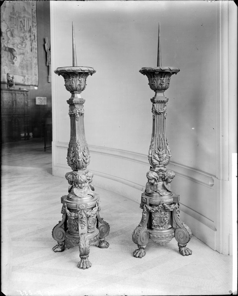 Paire de chandeliers du maître-autel, bronze doré