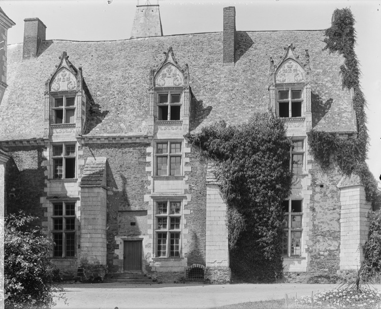 Aile droite, façade : baies et lucarnes à fronton sculpté