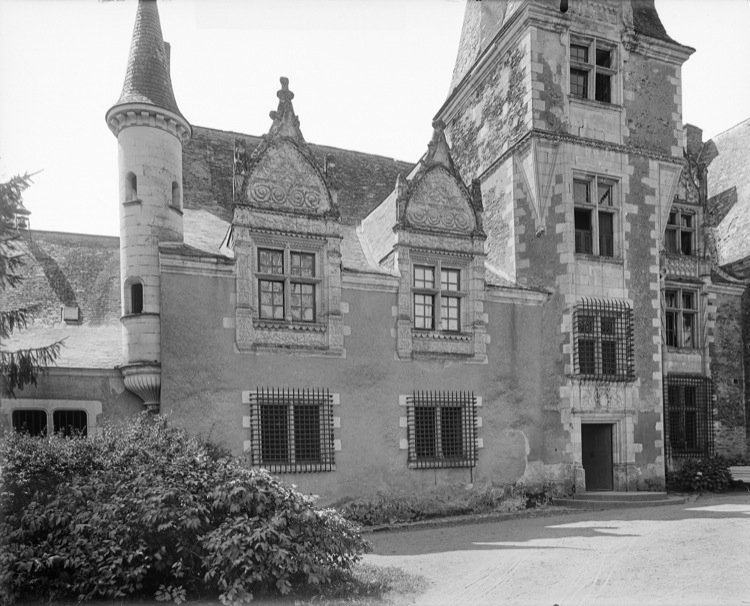 Aile gauche, avec échauguette et tour d'escalier