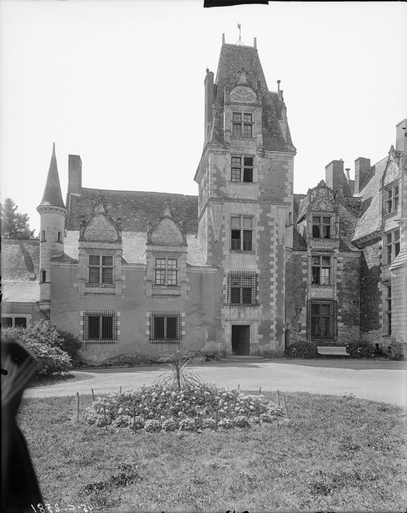 Aile gauche, tour d'escalier et angle avec l'aile droite